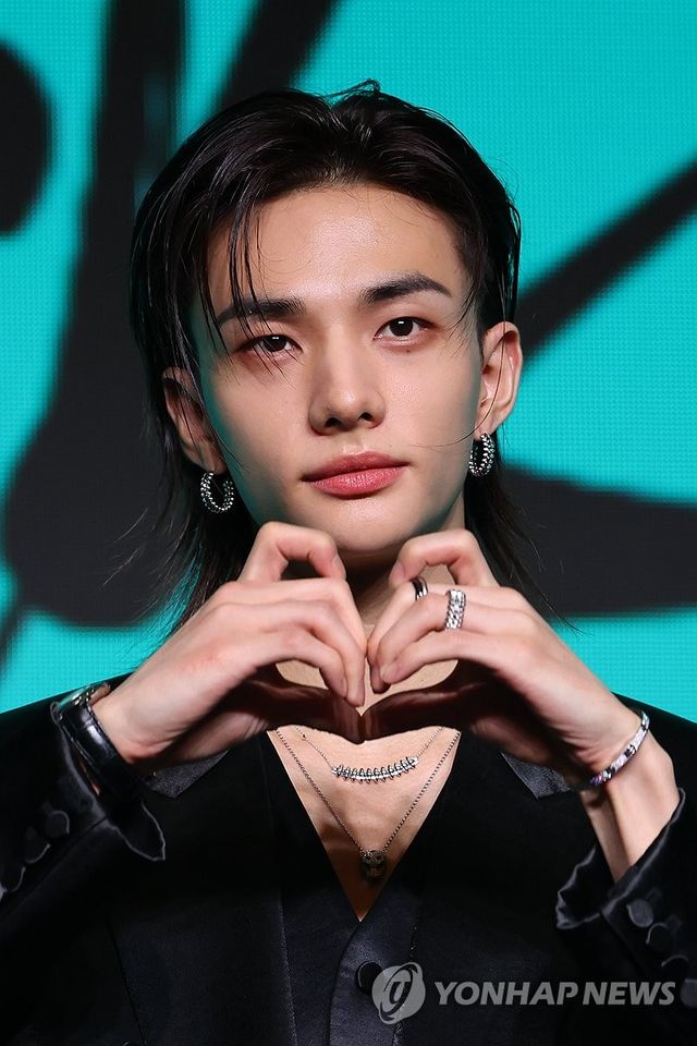 포즈 취하는 현진