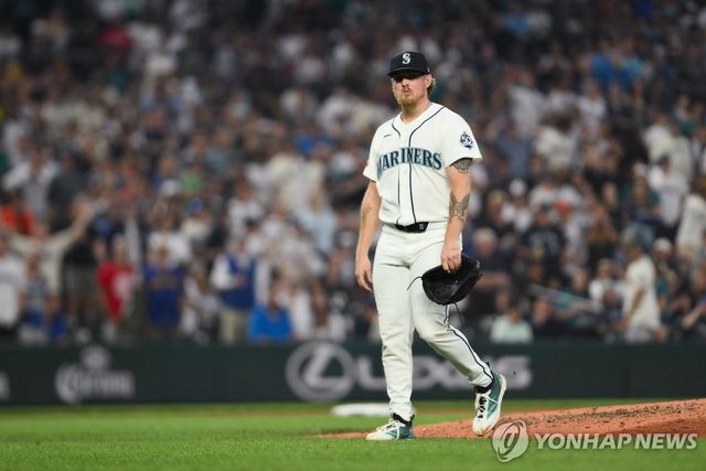 빈볼로 퇴장당하는 시애틀 투수 게이브 스파이어
