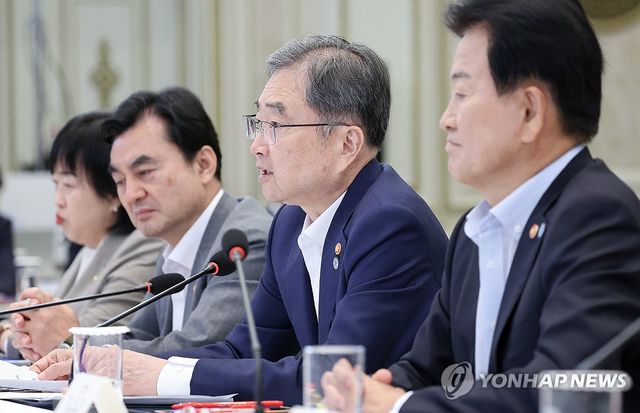 업무보고하는 조현 외교부 장관