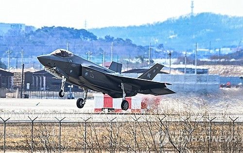 이륙하는 미 공군 F-35A