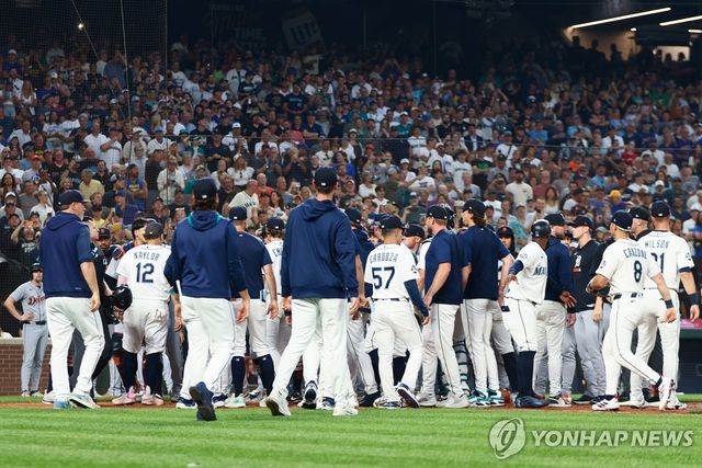 그라운드에서 대치 중인 MLB 시애틀-디트로이트 선수단 