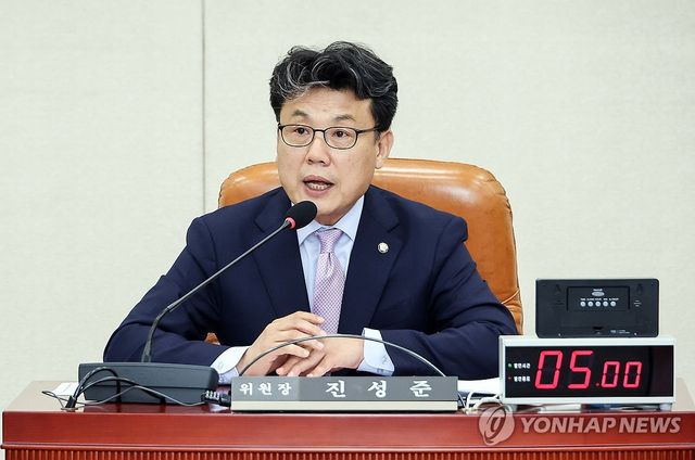 진성준 국방위원장