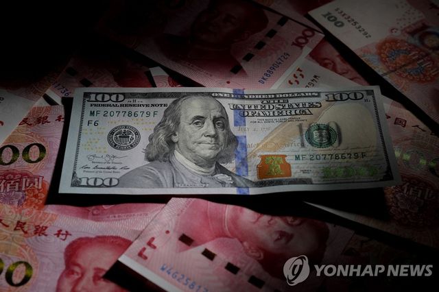 중국 위안화와 미국 달러화 지폐