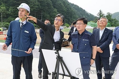 발전소 건설현장 점검하는 김성환 장관