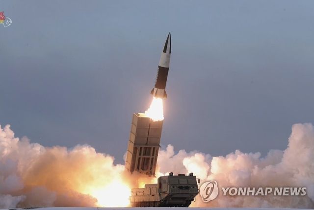 화염 내뿜으며 이동식발사대에서 발사되는 '북한판 에이태큼스'