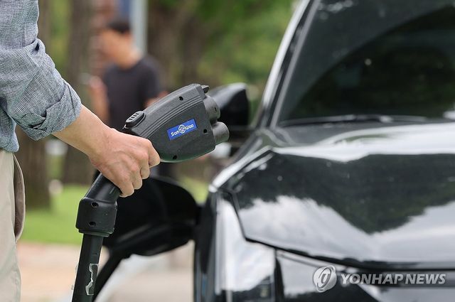 지난달 30일 서울 한 전기차 충전소 모습. [연합뉴스 자료사진]