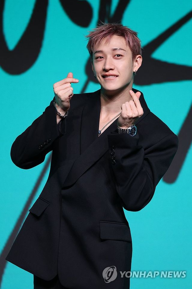포즈 취하는 방찬