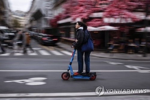 프랑스 파리서 전동 킥보드 타는 시민