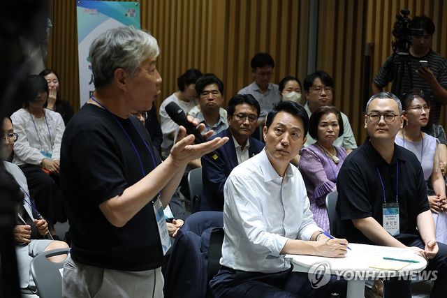 부동산 정상화 시민 토론 경청하는 오세훈 서울시장