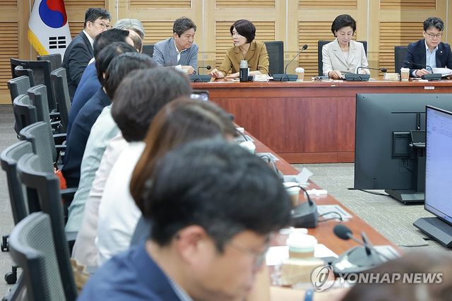 민주당 서울시당 부동산 정책 간담회서 대화 나누는 김영배·한정애 의원