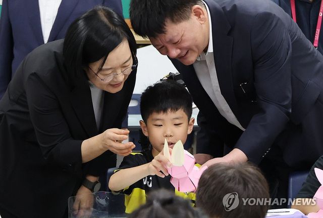 팝업북 만들기 수업 참관하는 한성숙 국무총리