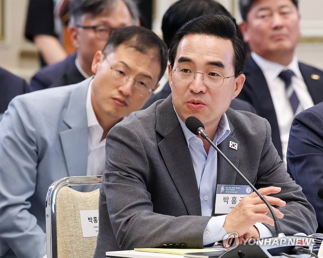 발언하는 박홍근 장관