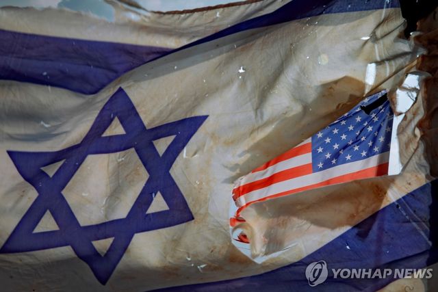 구멍뚫린 이스라엘 국기 사이로 보이는 성조기