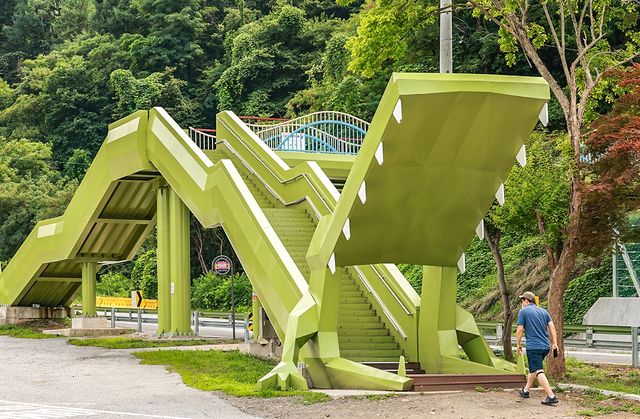 악어봉 등산로 초입의 악어 모양 육교 [사진/임헌정 기자] 