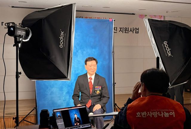 서초구, 광복절 앞두고 국가유공자 30여명에 장수사진 선물