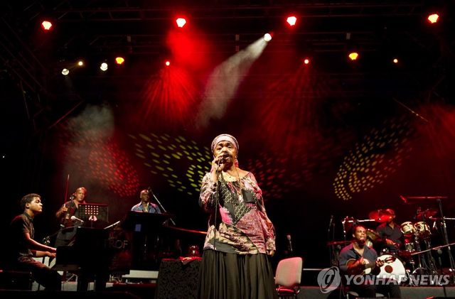 공연하는 세자리아 에보라