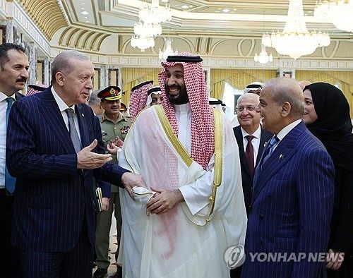 2026년 8월 7일(현지시간) 사우디아라비아 메카에서 공동방위조약에 서명한 뒤 대화를 나누고 있는 레제프 타이이프 에르도안 튀르키예 대통령, 무함마드 빈 살만 사우디 왕세자, 셰바즈 샤리프 파키스탄 총리. [로이터=연합뉴스. 재판매 및 DB 금지]