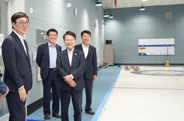 최휘영 장관(왼쪽) 춘천 반다비국민체육센터 방문.
