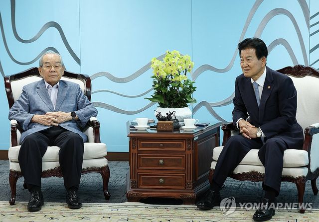 평화통일고문회의 위원들과 차담회 하는 정동영 장관