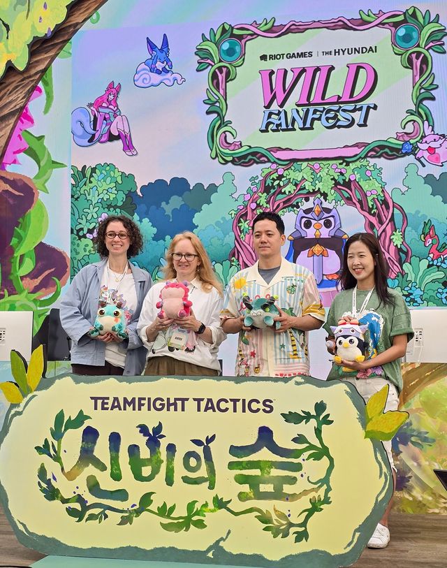 포즈 취하는 TFT 개발·운영진