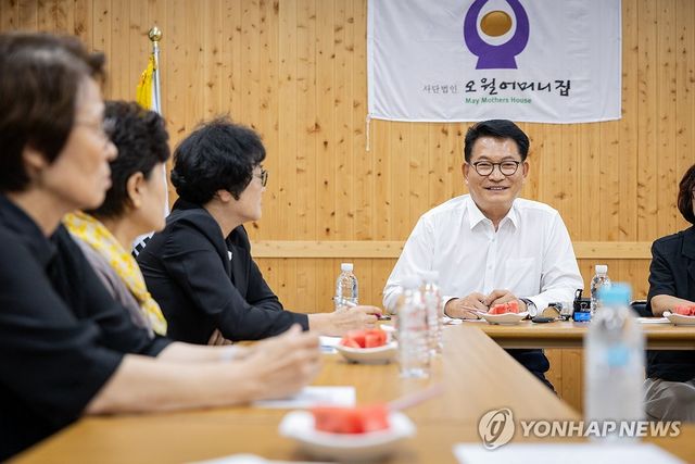 전남광주 오월어머니집 찾은 민주당 송영길 당대표 후보