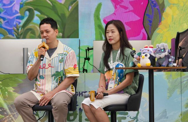 인터뷰하는 TFT 국내 운영진