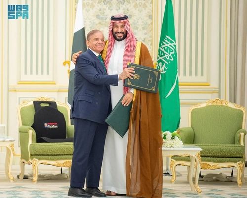 셰바즈 샤리프 파키스탄 총리와 무함마드 빈 살만 사우디 왕세자[Saudi Press Agency 제공. AP=연합뉴스. 재판매 및 DB 금지]