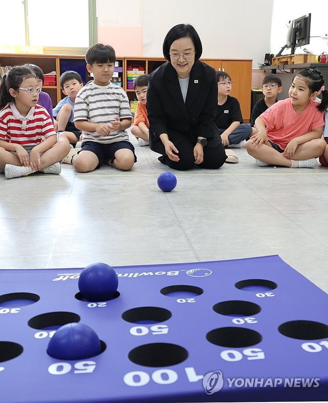 볼링수업 체험하는 한성숙 국무총리