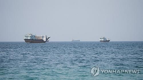 오만에서 바라본 호르무즈 해협 인근 선박