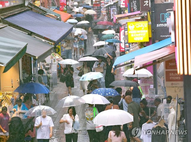비 내리는 명동 거리
