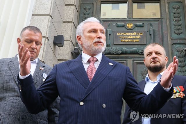 7일(현지시간) 대법원에 소장 낸 뒤 회견하는 민족주의 정당 로디나의 알렉세이 주라블료프 대표