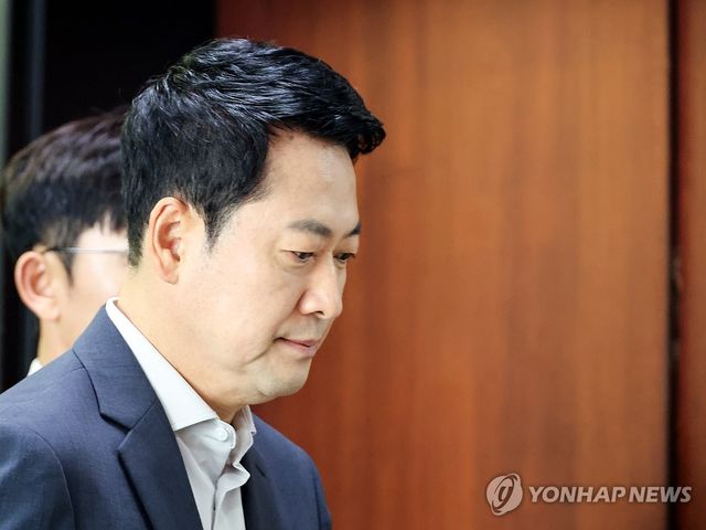 부동산 정책 정상화 특위 입장하는 장동혁 대표