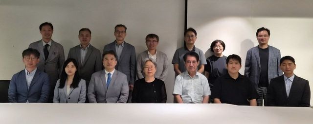 (서울=연합뉴스) 전국의과대학교수협의회(의대교수협)는 이달 1일 정기총회에서 고범석 울산대 의대 교수를 차기 회장으로 선출했다고 7일 밝혔다. 사진 앞줄 왼쪽에서 세 번째부터 차기 회장인 고범석 교수와 조윤정 현 의대교수협 회장. 2026.08.07. [의대교수협 제공. 재판매 및 DB 금지]
