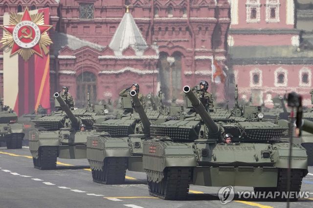 군사퍼레이드에 참가한 러시아 T-80 탱크