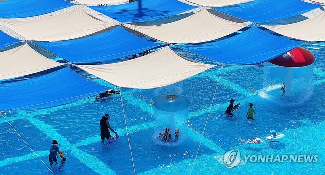 물놀이도 그늘에서