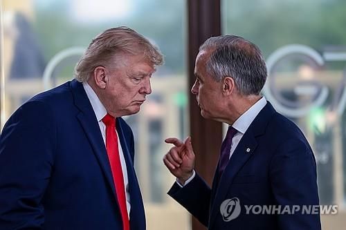 프랑스 G7 정상회의장의 트럼프 대통령과 카니 캐나다 총리