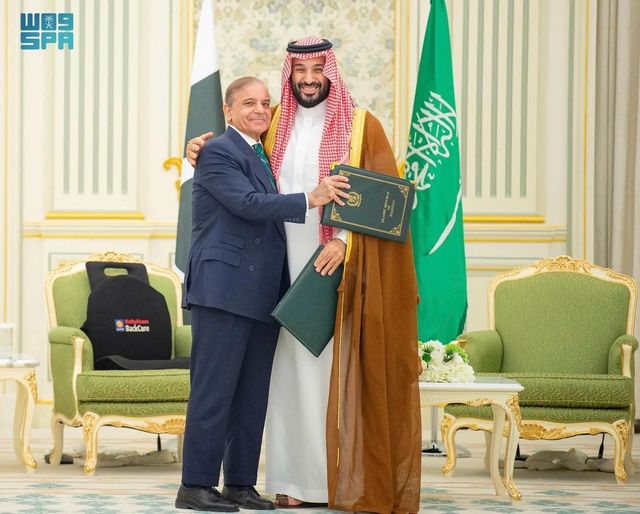 셰바즈 샤리프 파키스탄 총리와 무함마드 빈 살만 사우디 왕세자[Saudi Press Agency 제공. AP=연합뉴스. 재판매 및 DB 금지]