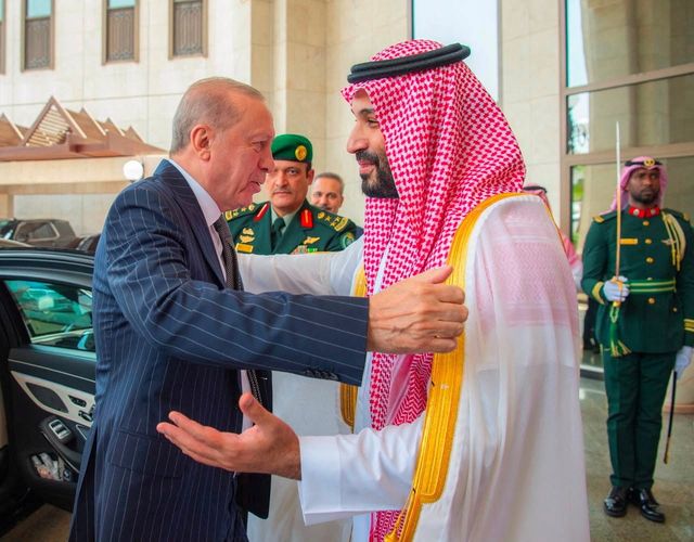 레제프 타이이프 에르도안 튀르키예 대통령과 무함마드 빈 살만 사우디 왕세자[Saudi Press Agency 제공. 로이터=연합뉴스. 재판매 및 DB 금지]