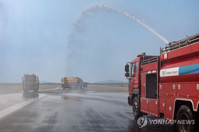 인천공항공사, 폭염 특보에 활주로 살수 작업 진행