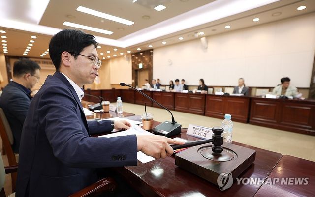 안건 의결하는 김민재 차관