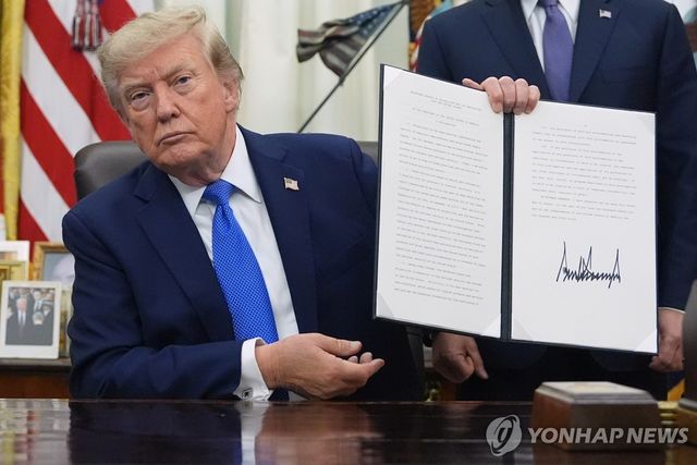 포고령에 서명한 트럼프 대통령