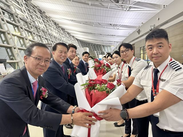 조중석 이스타항공 대표(맨 앞 왼쪽)를 비롯한 임직원이 취항 행사 진행하는 모습