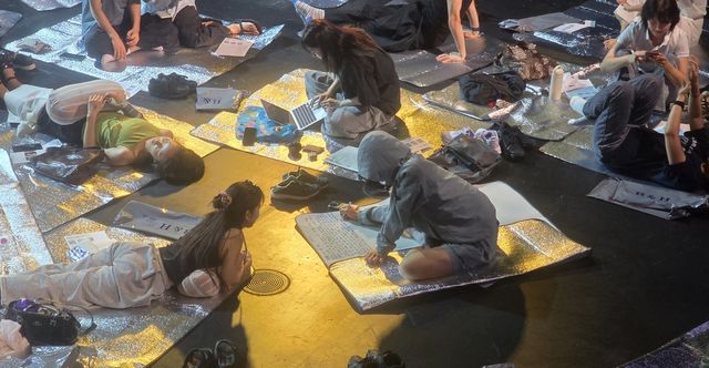 연극 '개기일식 기다리기'