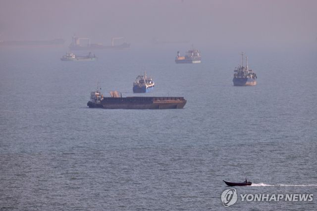 지난 5일(현지시간) 호르무즈 해협에 떠 있는 배들