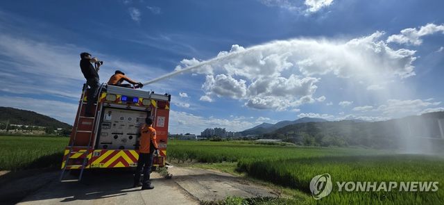 울산 울주군 언양읍의 한 가뭄 피해 농경지에서 울산소방본부가 소방차를 이용해 농업용수를 공급하고 있다. [울산소방본부 제공. 재판매 및 DB 금지]