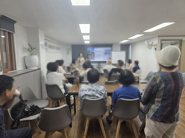 지난 6일 오후 서울 모처에서 열린 B 업체의 투자 설명회. 이곳에서는 국내 가상자산 거래소에서 거래지원이 되지 않는 A 코인과 D 코인에 대한 설명과 투자 권유가 이뤄졌다. [촬영 박수현]