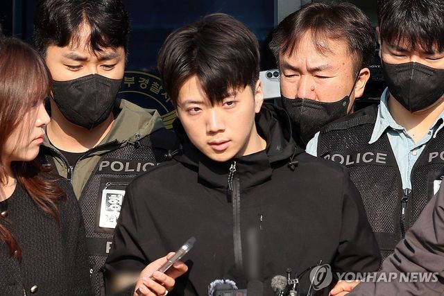 포토라인 선 '여고생 흉기 살인' 장윤기