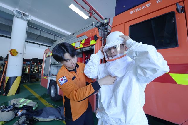 벌집제거용 방호복을 입는 소방관