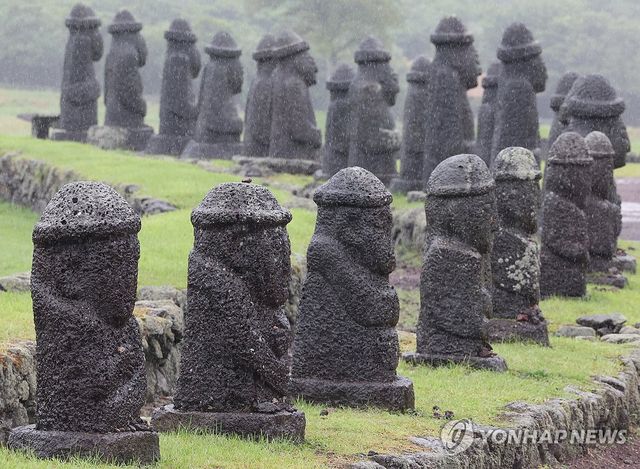 빗속의 제주 돌하르방