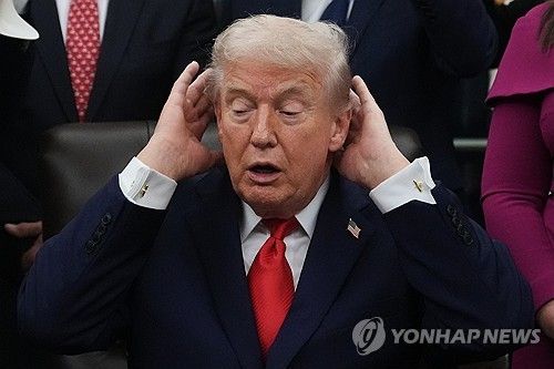 트럼프 대통령이 지난해 백악관에서 자신의 머리를 매만지는 모습